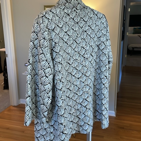 Adorable, black and white jacket with gold details, from JM Collection, 2X. - Picture 6 of 9